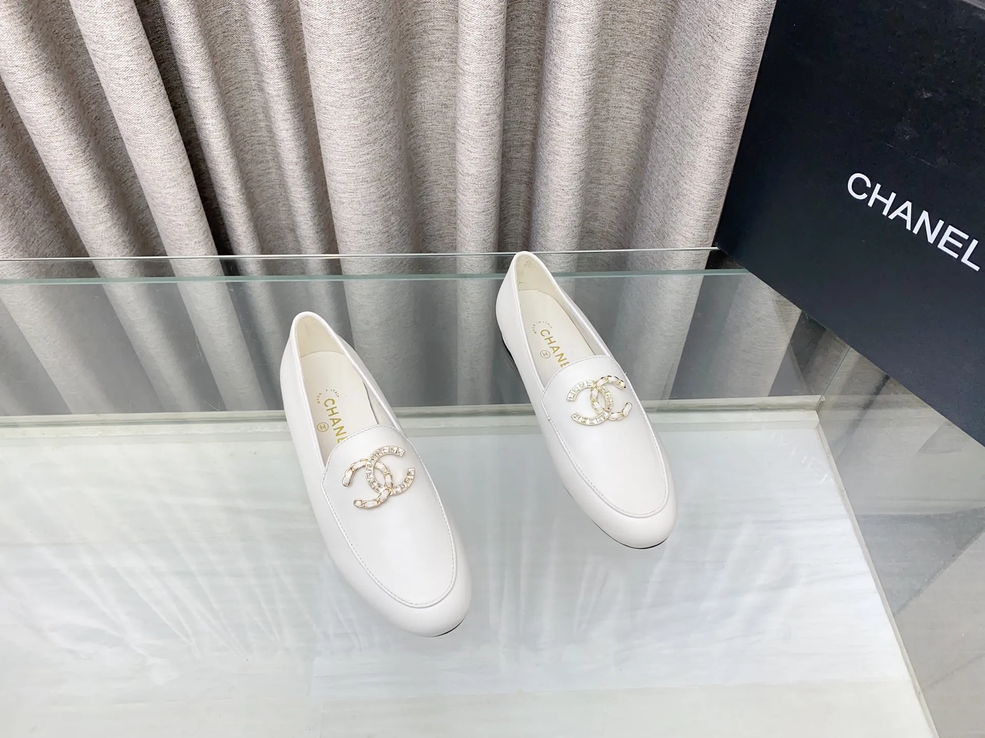 👟👟Ex-factory price 620👟👟 25Fw new spring and summer Chanel small perfume diamond double C half slippers/Loaf single shoes. Versatile style that you don’t get tired of. Super classic style. Casual with exquisiteness and stable temperament. This spring and summer is a beautiful bonus treasure! Upper: Lambskin Lining: Lambskin lining High heels: Flat soles: Italian genuine leather outsole Size: 35-39 (40 and 41 customizations are not returnable)